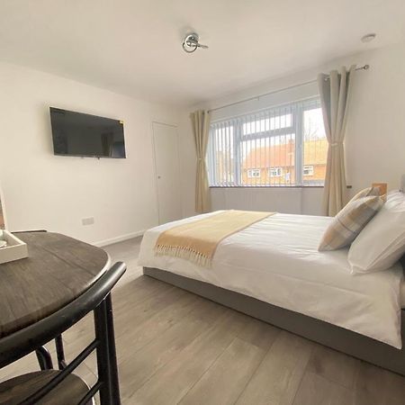 Gatwick Deluxe En-Suite Rooms Горлі Екстер'єр фото