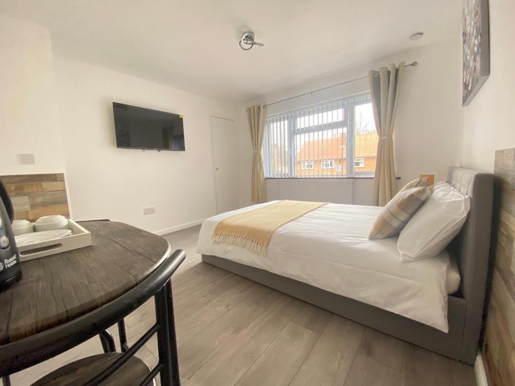Gatwick Deluxe En-Suite Rooms Горлі Екстер'єр фото
