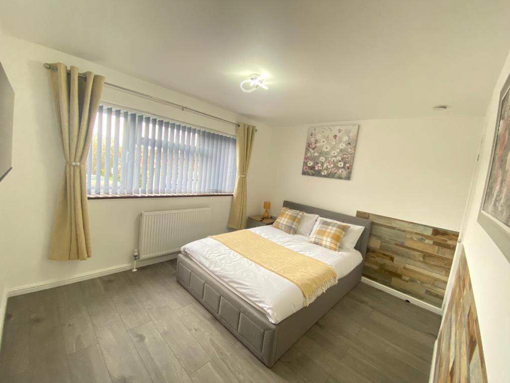 Gatwick Deluxe En-Suite Rooms Горлі Екстер'єр фото